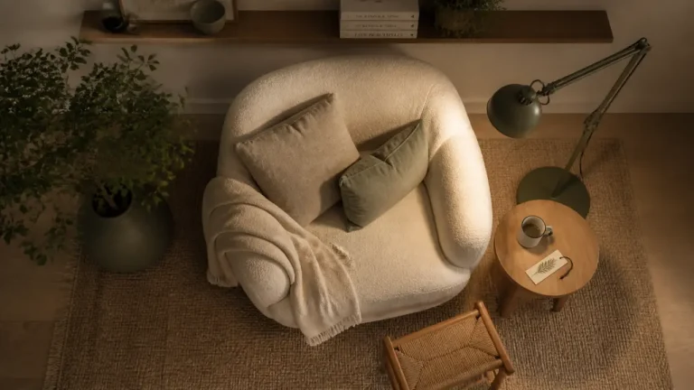 Coin lecture zen : fauteuil bouclé, lampe et lumière chaude